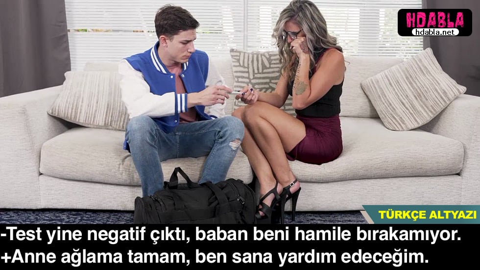 Havuzda güneşlenirken teyzeme yağ sürerken şakalar yapıyorum.