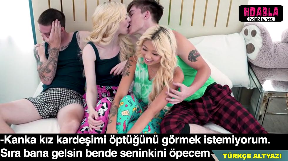 Kardeşimin yatağa düşmesiyle tahrik oldum, memeleri görünce.