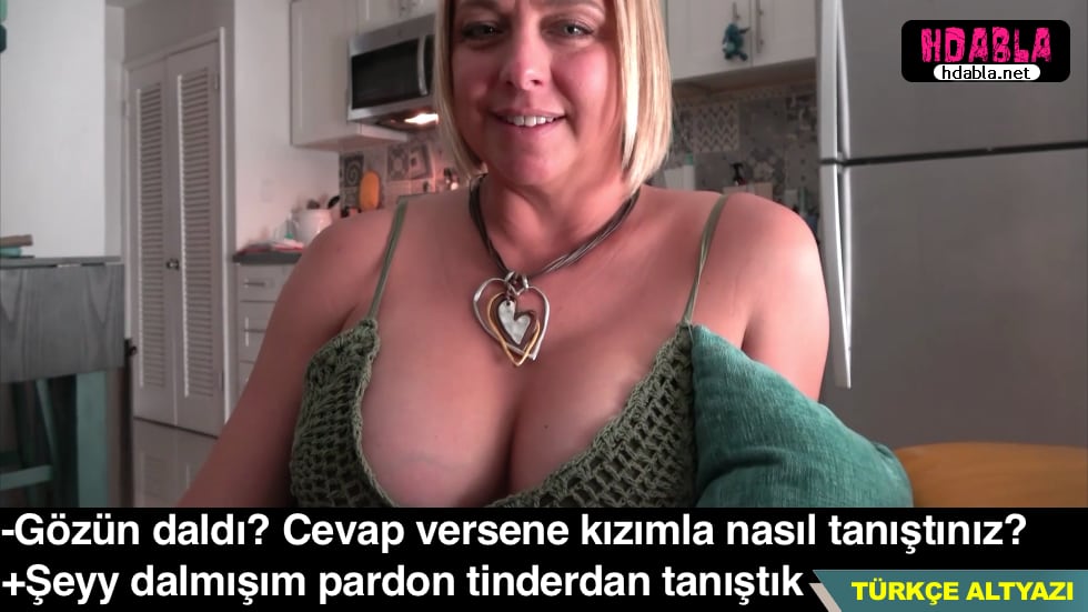Sapık Oğlan, annesiyle konuşurken memelere bakmaktan çekinmiyor.