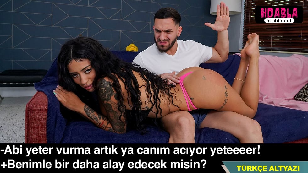Yaşlı dede, torununu kucağına alıp onunla oynuyor.