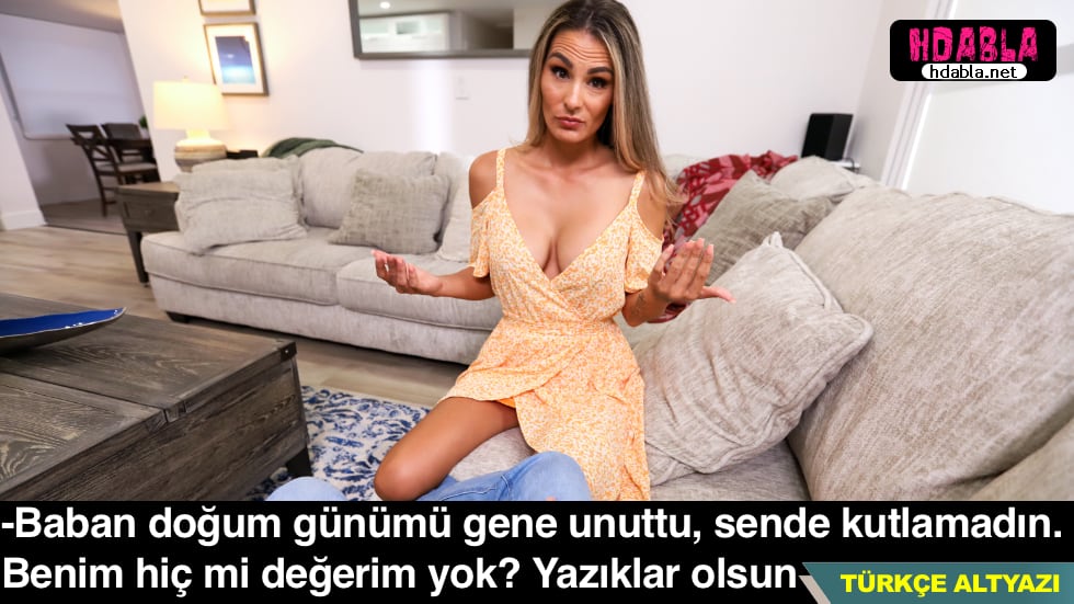 Sevimli kız, babasını uyanmak için nazik bir şekilde uyandırıyor.