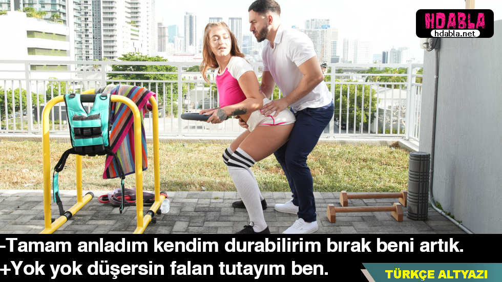 Banyodan dönen dul annem, havluyu fark etmeden açık bırakmış.