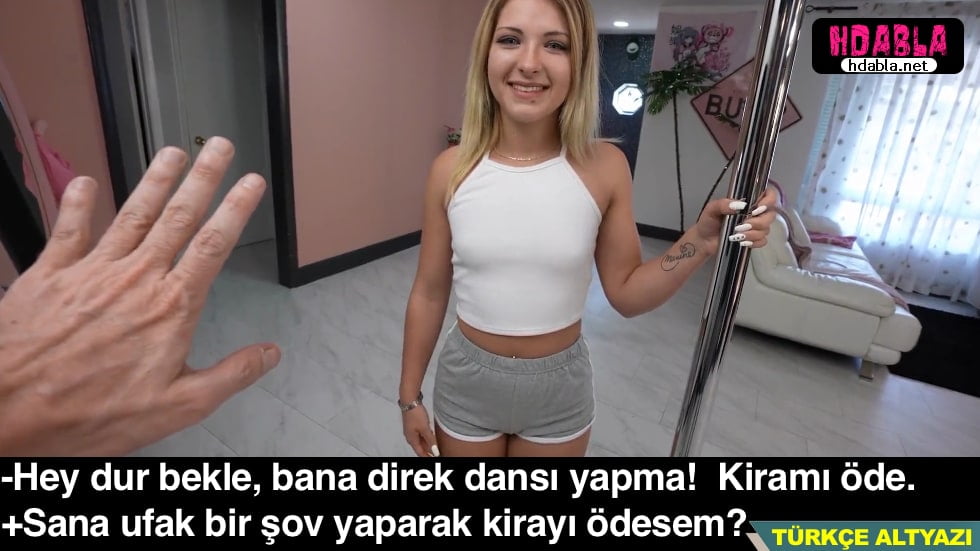 Şerefsiz herif, kızı üstünü değiştirirken gizlice gözlüyor.