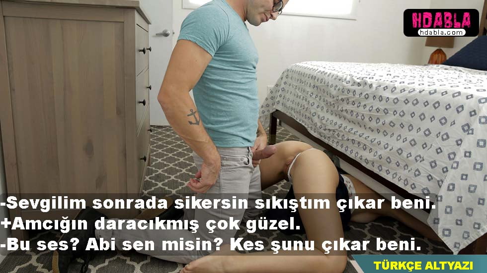 Annemi yastıkla meşgulken yakaladım ve şok içinde ağzına boşaldım.