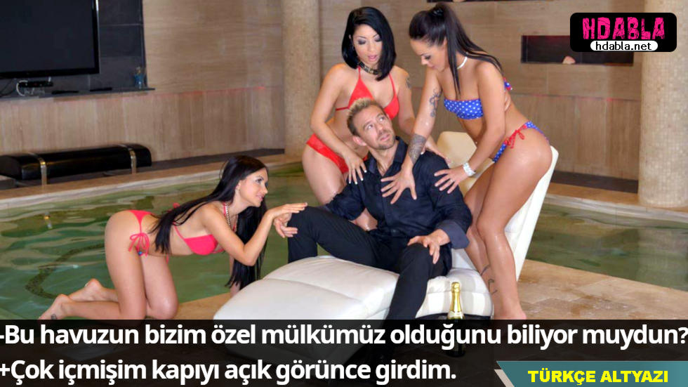 Keyifli bir duş sonrası yeni çıkmış olan annesini gözlemleyen biri