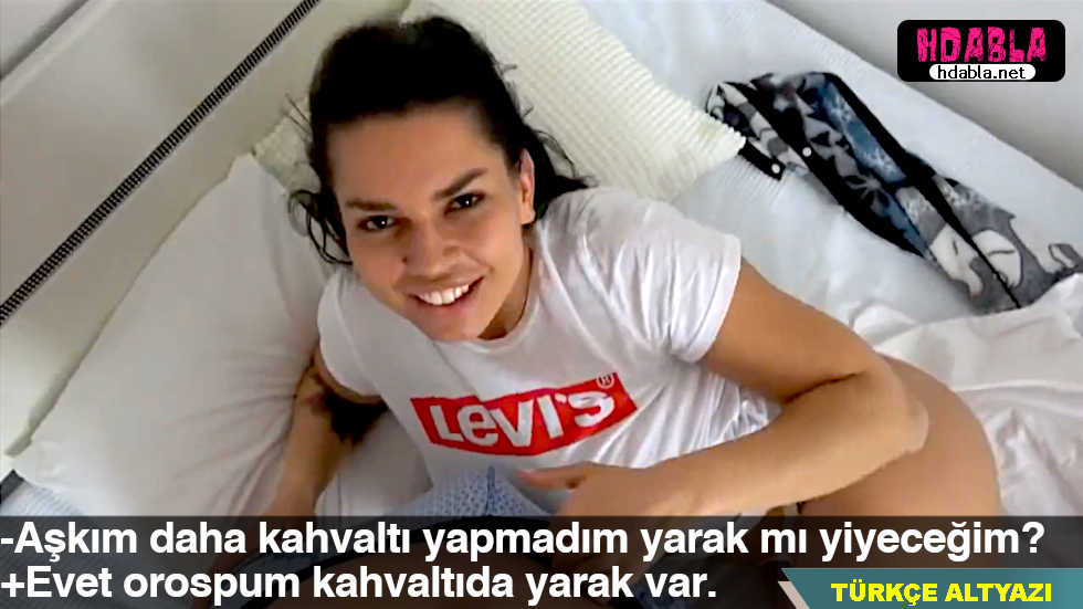 Öğretmenimle çalışırken, onun büyük göğüsleri dikkatimi dağıtıyor.