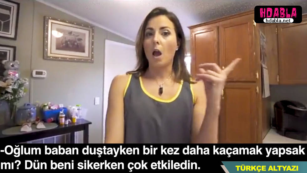 Olgun bir anne, azdırıcı içecekler sayesinde oğlunun cinsel arzularını tatmin eder.