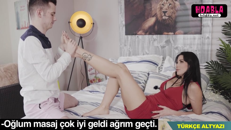Üvey kız kardeşim, kumandayı istediğinde ona yardımcı oldum.