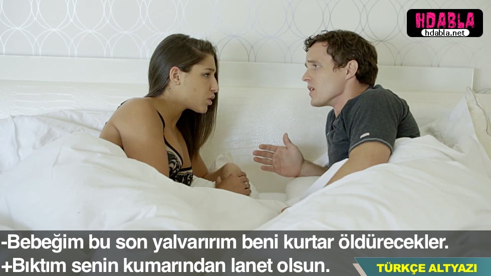 Günlük işten dönen annemi giyinirken izliyorum.