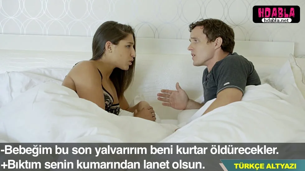 Günlük işten dönen annemi giyinirken izliyorum.