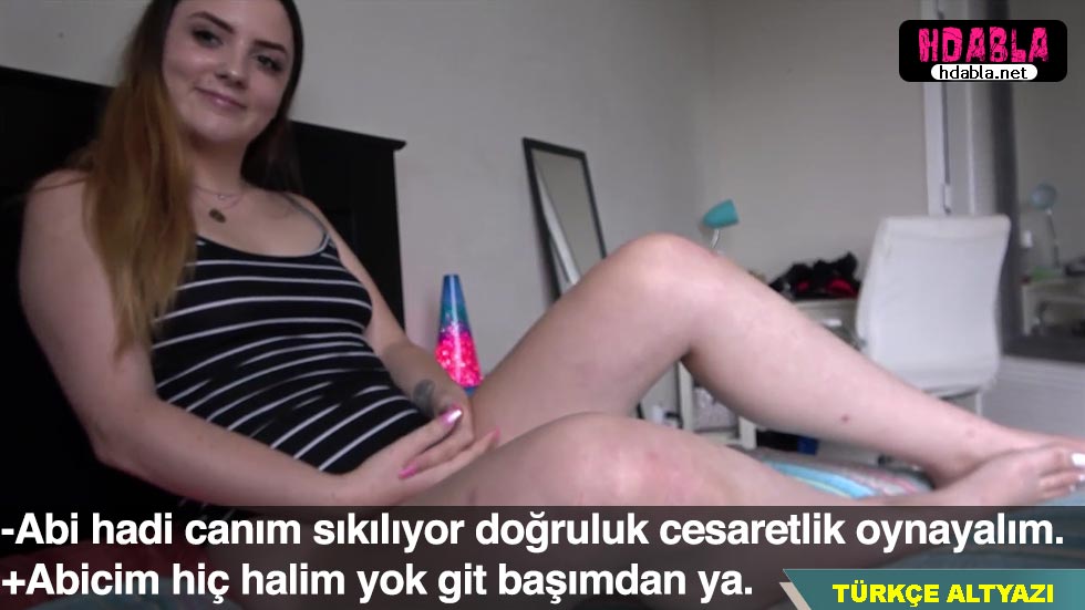 Hem iri göğüslü öğretmeniyle karısıyla grup pornografik bir deneyime katılan bir çift,
