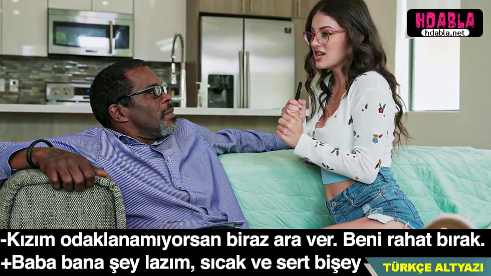 Karısının içeride sikiştiğinden bihaber olan koca.