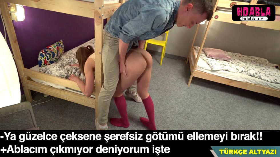 Anne iç çamaşırlarıyla karşısına çıkınca, ona dayanamadı ve şaşkınlıkla baktı.